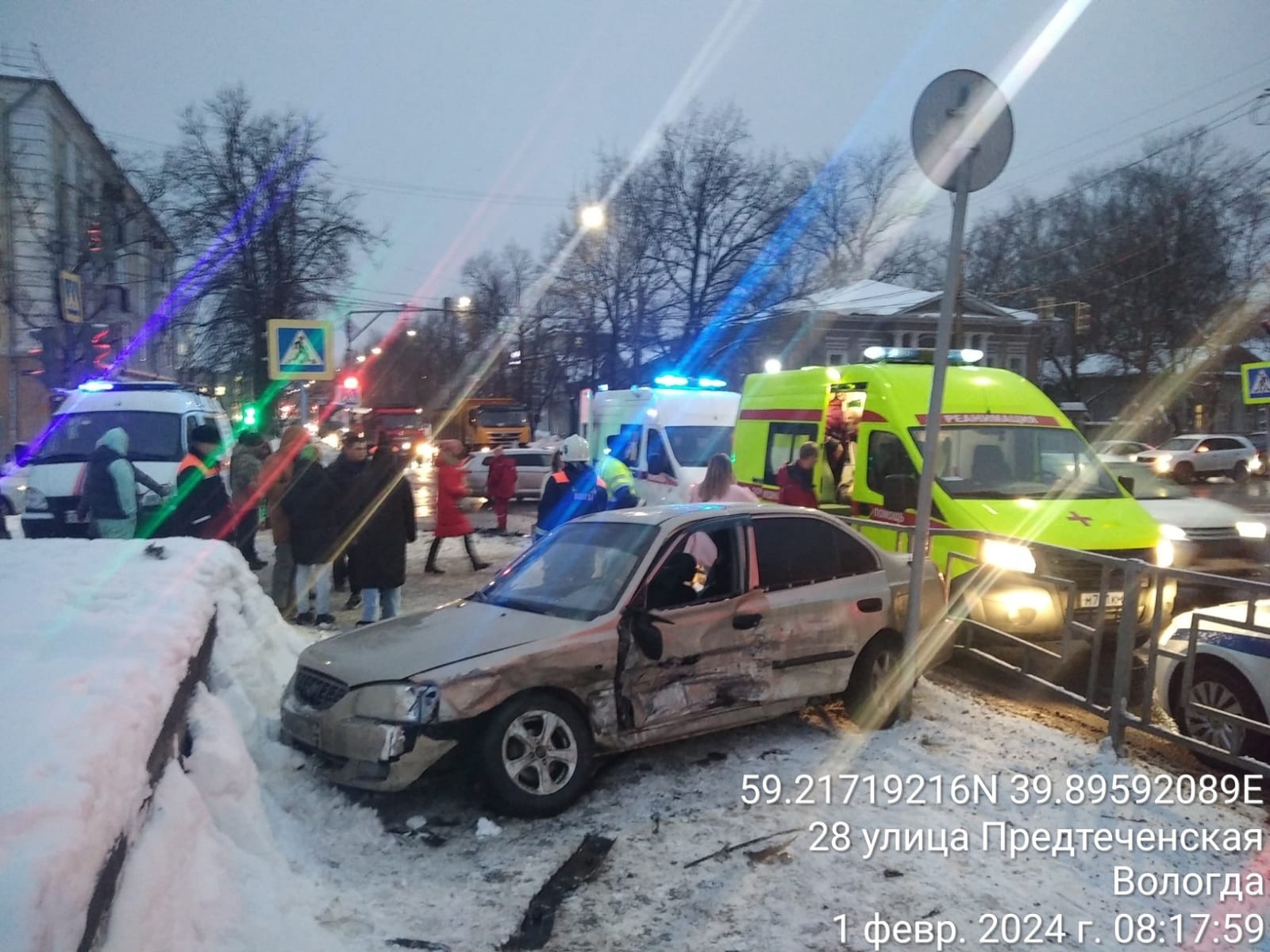 Автомобиль после ДТП отбросило на пешехода в Вологде